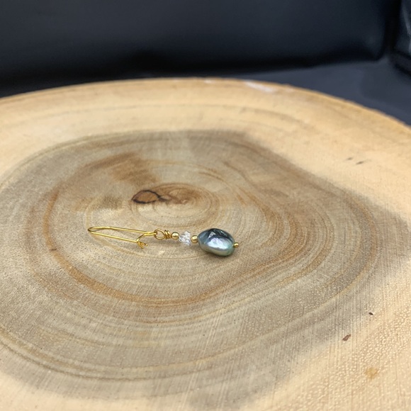 Tahitian coin pearl and Herkimer Diamond dangle earrings. Price is FIRM - Picture 4 of 8